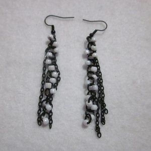 Black and White Chain Link Seed Bead Earrings.